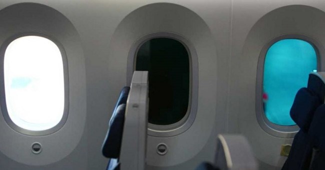 Vì sao cửa sổ máy bay lại có hình oval?