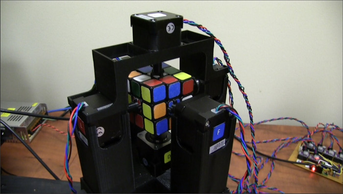 Robot giải rubik do Jay Flatland và Paul Rose chế tạo.