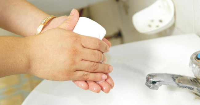 Học sinh lớp 10 chế tạo xà phòng diệt khuẩn từ lá trầu không