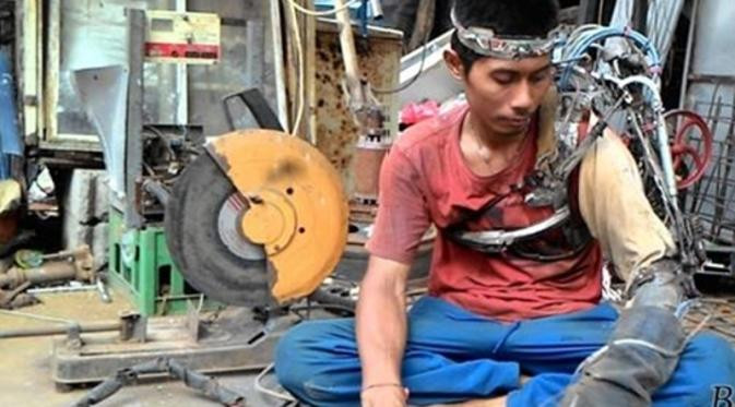 Anh Wayan Sumardana và cánh tay robot của mình.