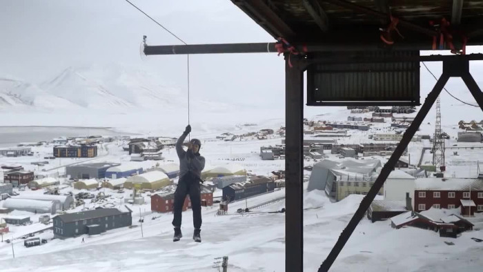 Thí nghiệm bao gồm sợi cáp gắn một quả cân cố định ở một đầu và một đầu dây cáp quấn quanh người Wahl. Thí nghiệm bao gồm sợi cáp gắn một quả cân cố định ở một đầu và một đầu dây cáp quấn quanh người Wahl.