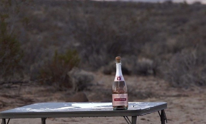 Để mở được chai sâm panh này thì cần bao nhiêu phát súng bắn tỉa?