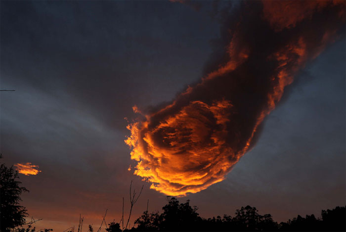 Đám mây hình cầu lửa trên bầu trời Bồ Đào Nha