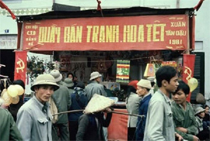 Quầy bán tranh, hoa Tết...