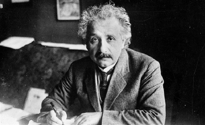 Albert Einstein sống tới năm 76 tuổi.