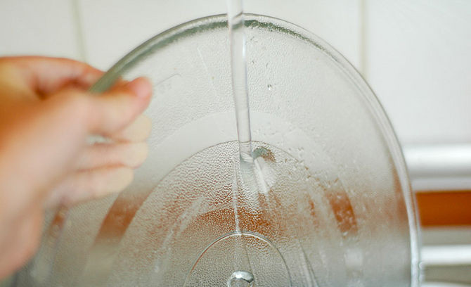 Để việc rửa chén trở nên dễ dàng hơn, bạn hãy thêm vài muỗng giấm vào nước rửa chén.