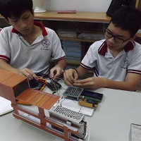 Hai học sinh chế tạo thiết bị ghi nhận nguồn bức xạ hạt nhân