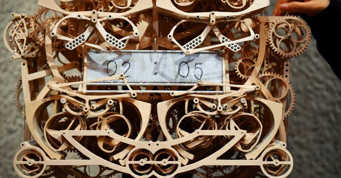 Đồng hồ cơ bằng gỗ Plock.