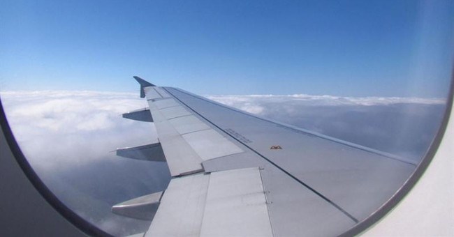 Lý do phải mở rèm cửa sổ máy bay lúc cất hạ cánh