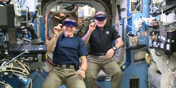 Phi hành gia trạm ISS thử nghiệm kính HoloLens trong không gian