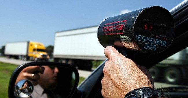 Tìm hiểu súng bắn tốc độ: Bị bắn không đau nhưng mất tiền