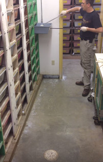 Một nhân viên đang cho rắn độc ăn.  Một nhân viên đang cho rắn độc ăn.