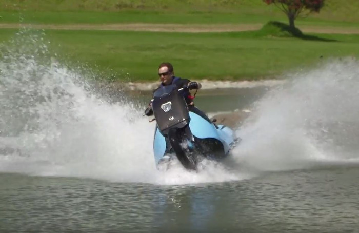 Chiếc xe này vừa có thể đi trên cạn, lại vừa lướt trên mặt nước. Chiếc xe này vừa có thể đi trên cạn, lại vừa lướt trên mặt nước.