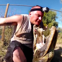 Video: Tay không bẻ ngoác hàm cá sấu