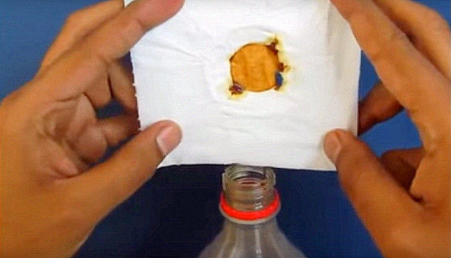 Chất vàng bám trên khăn giấy là lượng chất độc hại từ khói thuốc lá. Chất vàng bám trên khăn giấy là lượng chất độc hại từ khói thuốc lá.