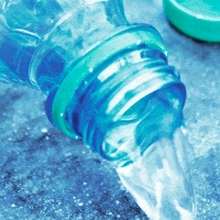 90% chúng ta không biết đổ nước ra khỏi chai nhựa đúng cách