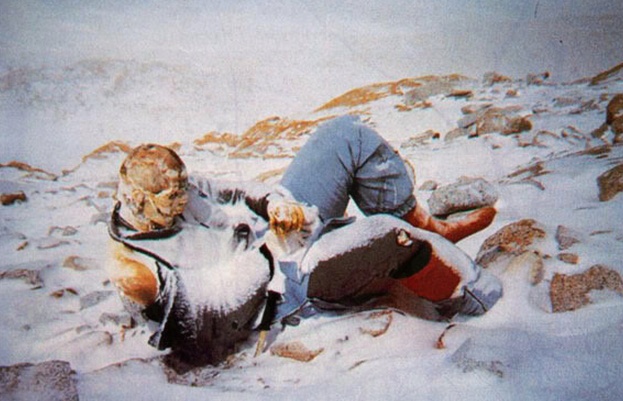 Sức khỏe con người trở thành vô nghĩa trên đỉnh nóc nhà thế giới Everest