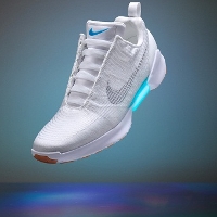 Nike ra giày thể thao tự buộc dây