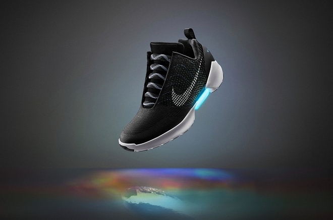 Nike ra giày thể thao tự buộc dây