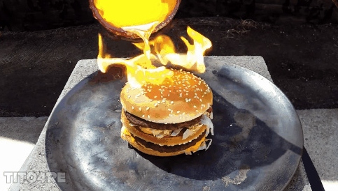 Phản ứng không ai ngờ tới khi đổ đồng nung chảy vào bánh Hamburger