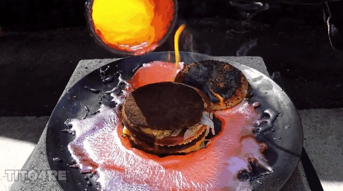 Phản ứng không ai ngờ tới khi đổ đồng nung chảy vào bánh Hamburger
