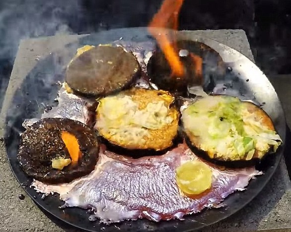 Phản ứng không ai ngờ tới khi đổ đồng nung chảy vào bánh Hamburger