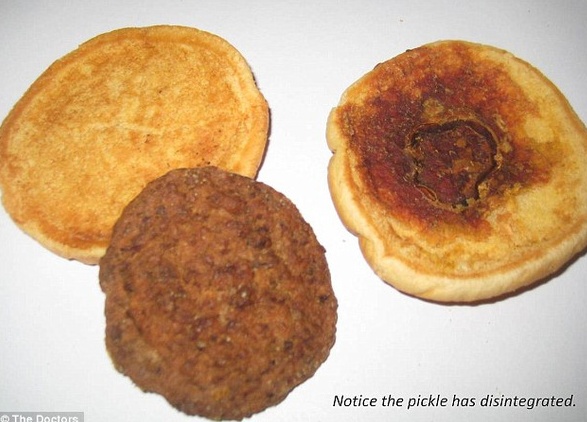Phản ứng không ai ngờ tới khi đổ đồng nung chảy vào bánh Hamburger