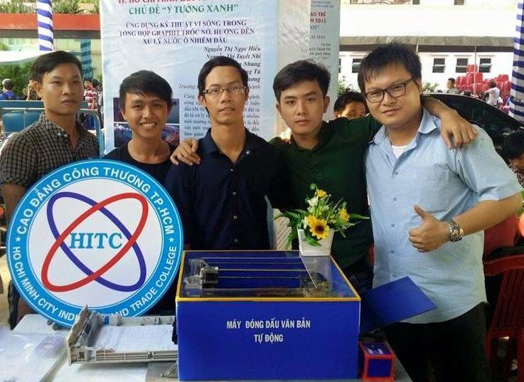 Nhóm sinh viên dùng đồ “ve chai” làm máy đóng dấu tự động