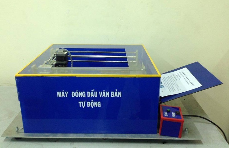 Nhóm sinh viên dùng đồ “ve chai” làm máy đóng dấu tự động