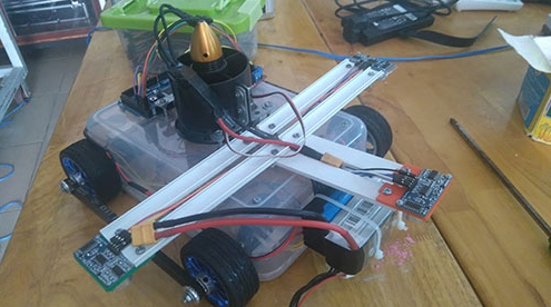 Lau kính cao ốc an toàn hơn nhờ robot thông minh