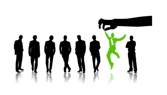 Đừng coi thường sức mạnh của những cái vỗ vai khen ngợi dành tặng cho nhân viên của mình.