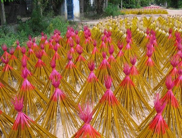 Khói hương càng thơm, tàn hương càng cong thì càng độc hại và dễ gây ung thư