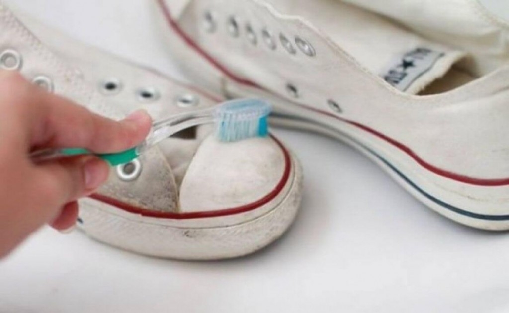 Giày dép có đế màu trắng, như giày Converse có thể dễ dàng được làm sạch bằng kem đánh răng.