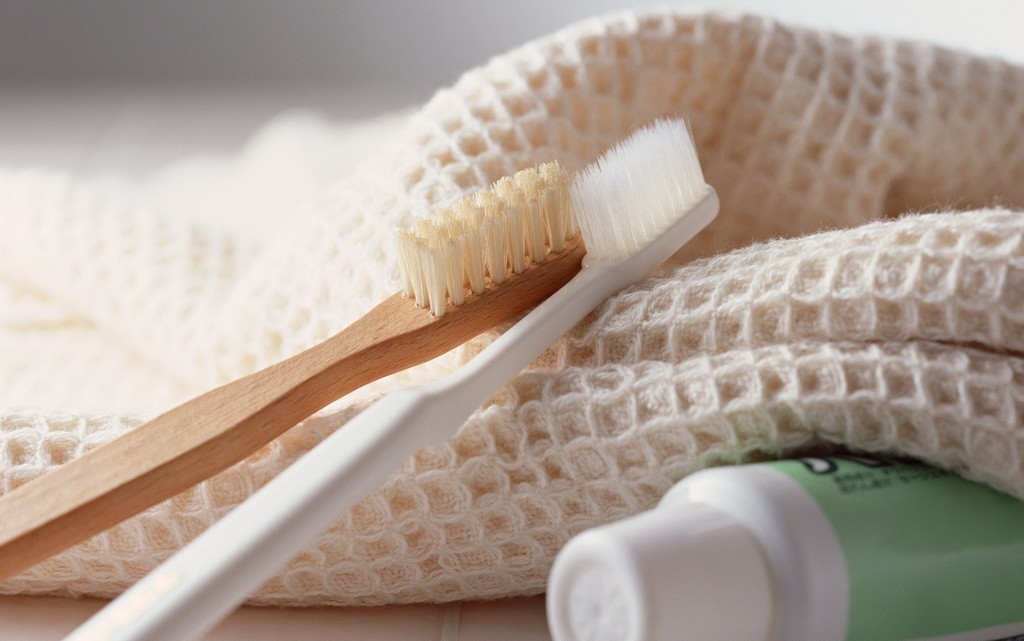 Kem đánh răng cũng rất hữu hiệu cho việc loại bỏ các vết bẩn trên quần áo, từ son môi trên áo đến nước sốt mì ống trên một tấm khăn trải bàn. Chỉ cần chà sát với một lượng nhỏ kem đánh răng và để một lúc trước khi giặt.