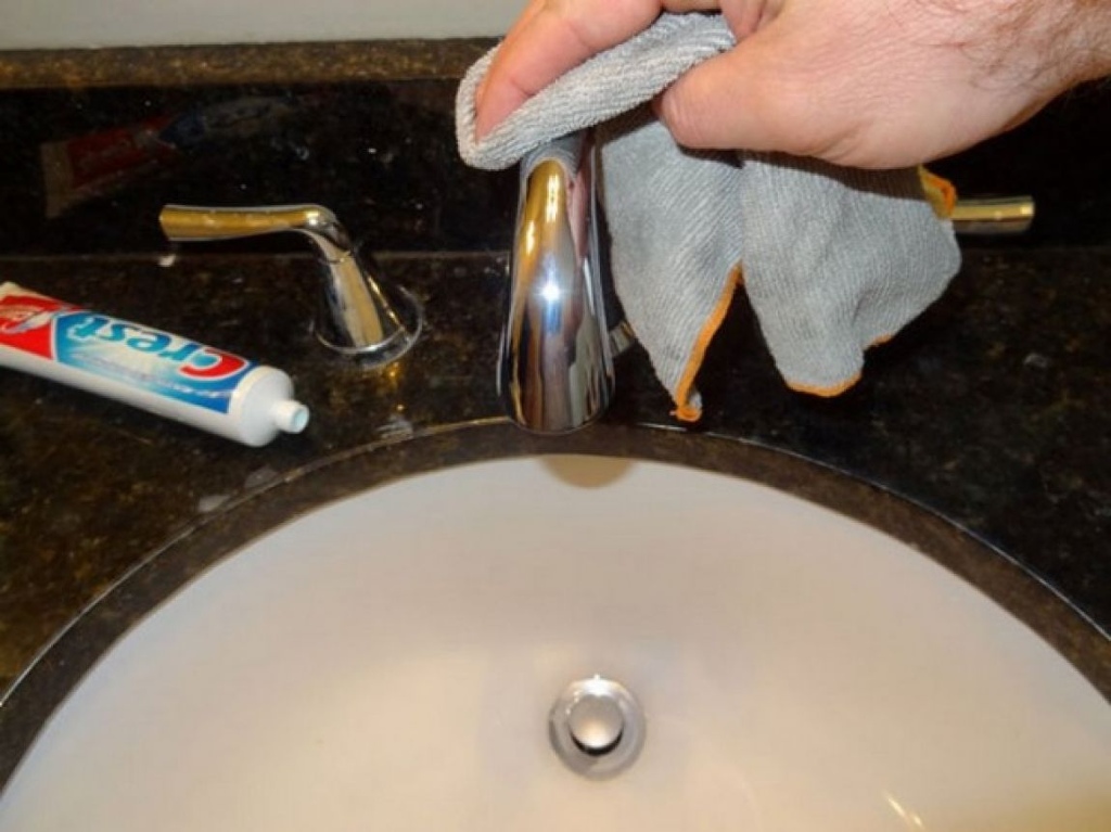 Bạn có thể làm cho vòi nước cũ sáng trở lại nếu bạn chà xát chúng với một miếng vải bằng kem đánh răng. Trong thực tế, kem đánh răng có thể lau sạch các thiết bị có bề mặt mạ crôm.