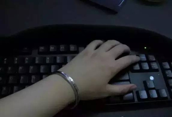 Đây là lí do bạn nên ngừng đeo vòng tay ở tay trái ngay và luôn