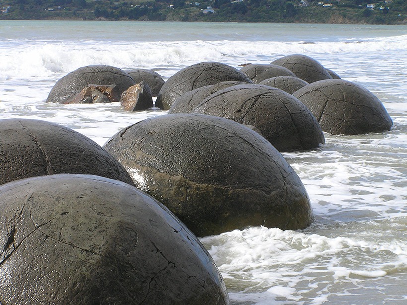Tảng đá Moeraki ở New Zealand.
