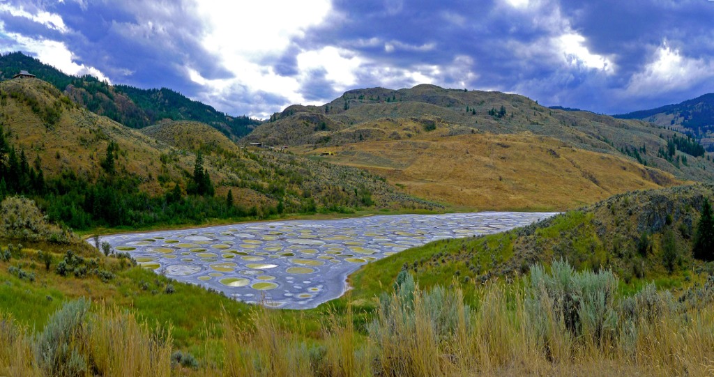 Hồ đốm loang Spotted Lake ở Canada.