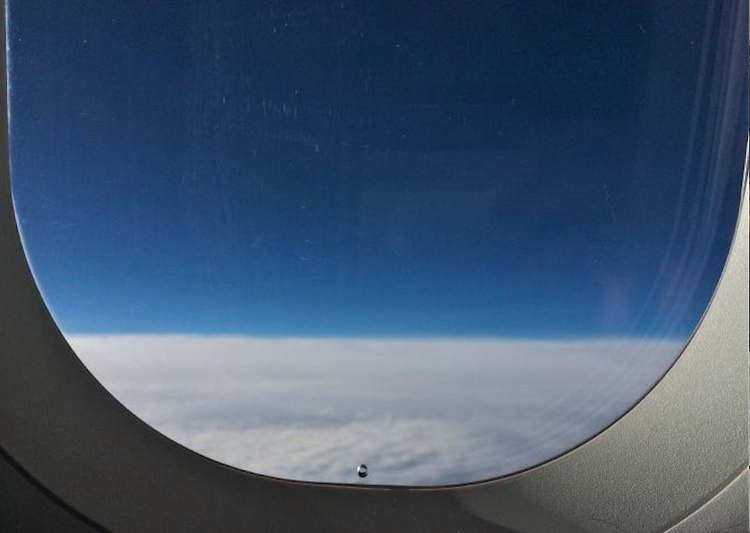 Tại sao cửa sổ máy bay có một lỗ nhỏ?
