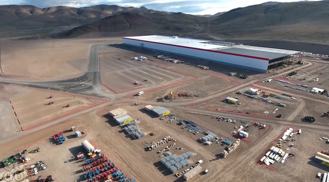 Tham quan siêu nhà máy của Elon Musk, nơi pin xe điện Tesla chào đời