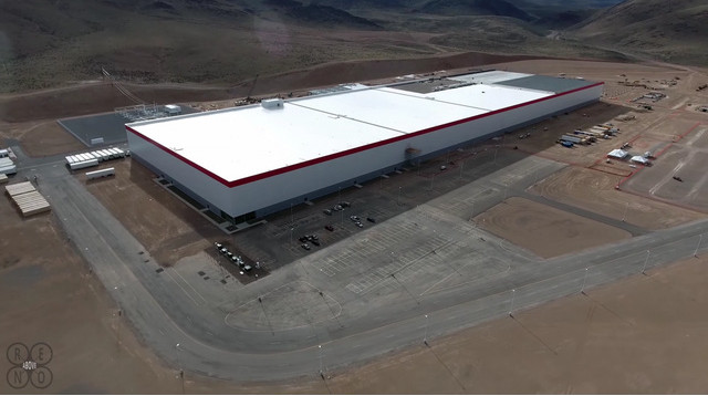Tham quan siêu nhà máy của Elon Musk, nơi pin xe điện Tesla chào đời