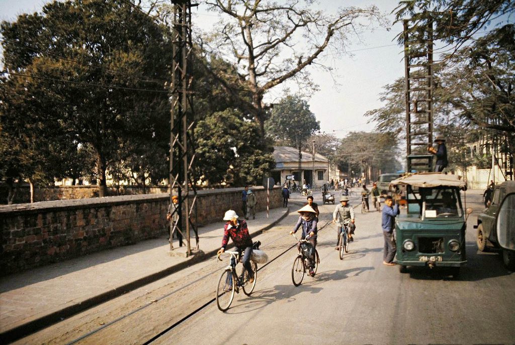 Hà Nội năm 1970 - một thời kỳ lịch sử đầy tình cảm và nghĩa trang. Hãy cùng chiêm ngưỡng những hình ảnh đẹp về Hà Nội xưa, để thấy tình yêu đối với đất nước, tình yêu đối với đất trời và tình yêu đối với tình người qua một thời khắc của lịch sử quá khứ.