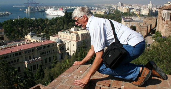 Tại sao người già hay mắc chứng sợ độ cao?