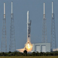 SpaceX lần đầu hạ cánh thành công tên lửa đẩy Falcon 9 trên biển