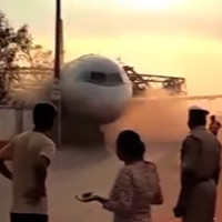 Video cần cẩu "làm rơi" máy bay Airbus A-320