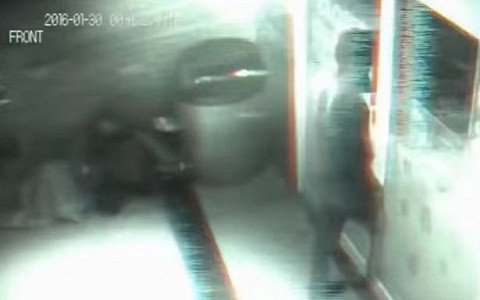 Người đàn ông đi qua cửa kính một cách thần kỳ.