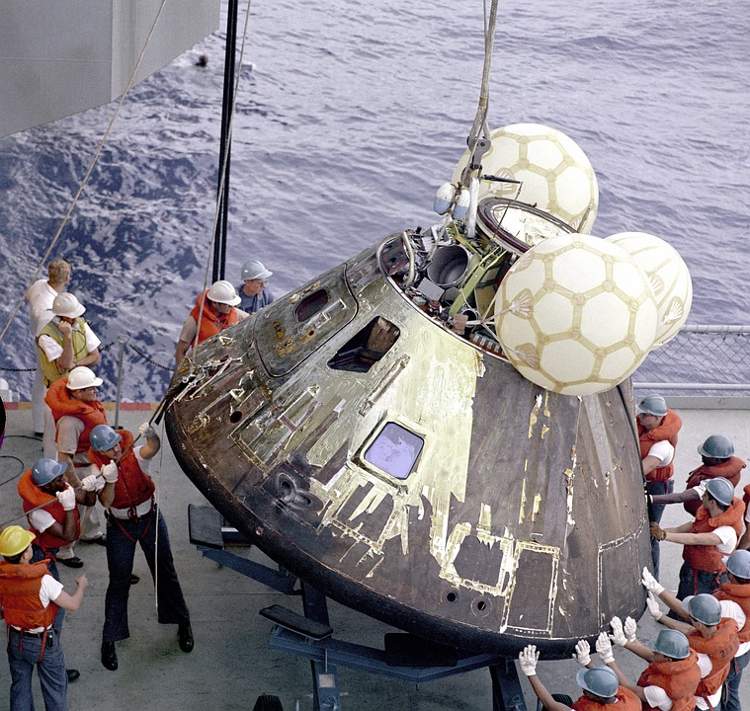 Ngày 13/04/1970, tàu Apollo 13 phát nổ trong không gian
