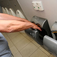 Bạn sẽ dừng việc dùng máy sấy tay trong toilet ngay sau khi đọc bài viết này