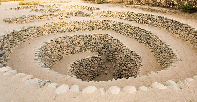 Hố xoắn ốc kỳ lạ trên sa mạc ở Peru. 