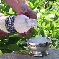 Video: Thủ thuật biến nước lỏng thành băng đá ngay lập tức